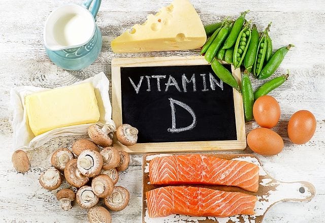 Vitamin D3 steigert die Aufnahme von Kalzium im Darm und reduziert die Ausscheidung über die Nieren. Zusätzlich ist es notwendig, damit Kalzium in den Knochen eingebaut werden kann. Bei manchen Erkrankungen kann es sinnvoll sein, vorbeugend Vitamin D (und Kalzium) einzunehmen.