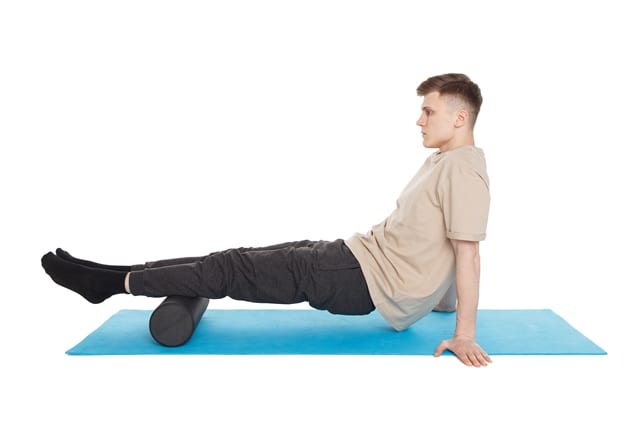 Neben der eigentlichen Faszienrollmassage kann man viele Übungen miteinander kombinieren um die eigene Muskulatur zu trainieren.